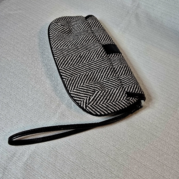 Black and White Clutch - Picture 2 of 4